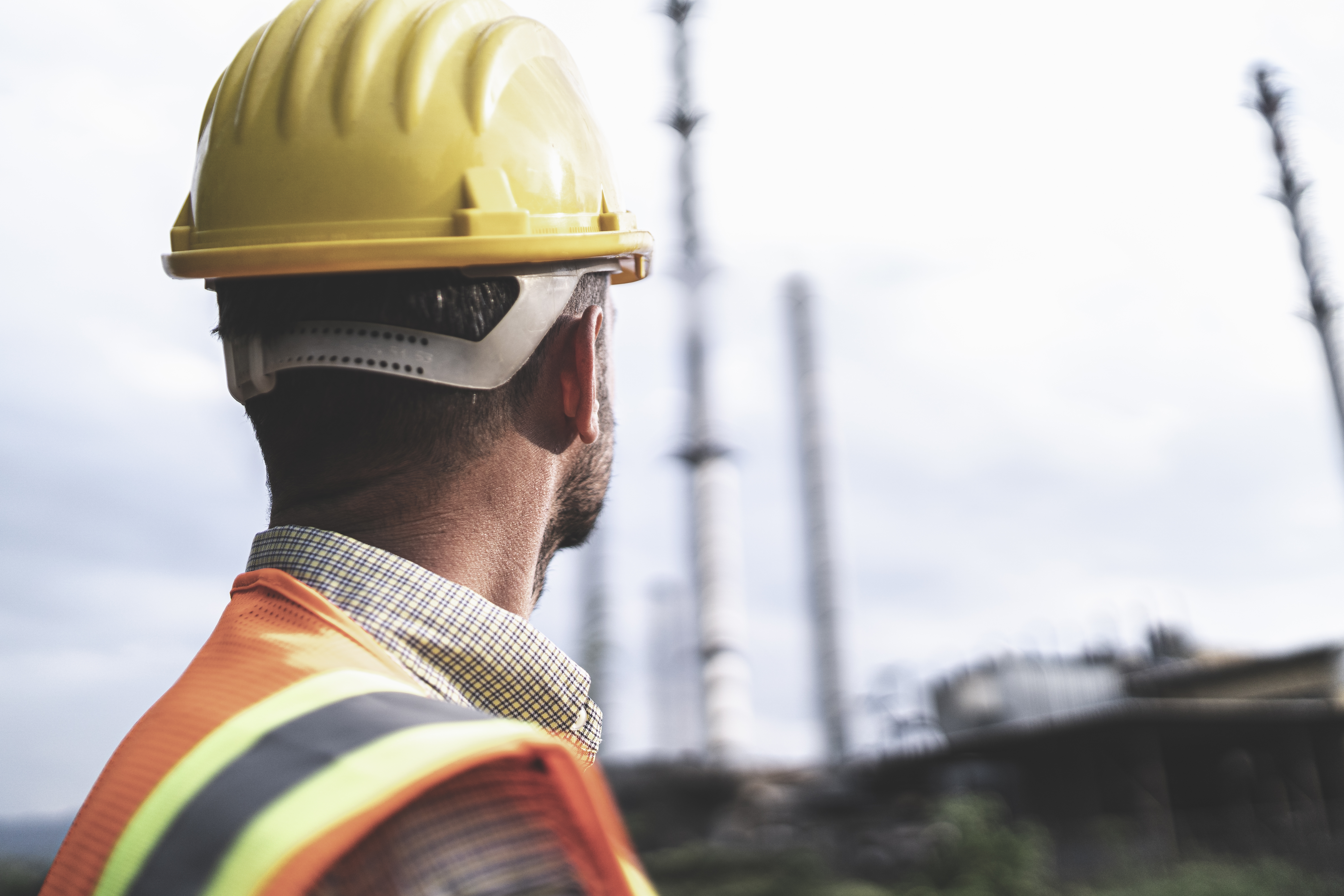 Engenheiro inspecionando planta industrial de mineração
