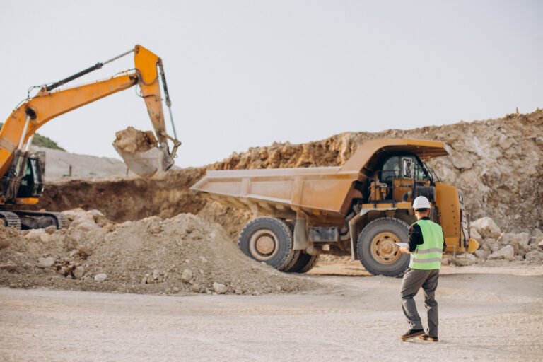 Inspeção técnica de maquinário pesado em operação de mineração