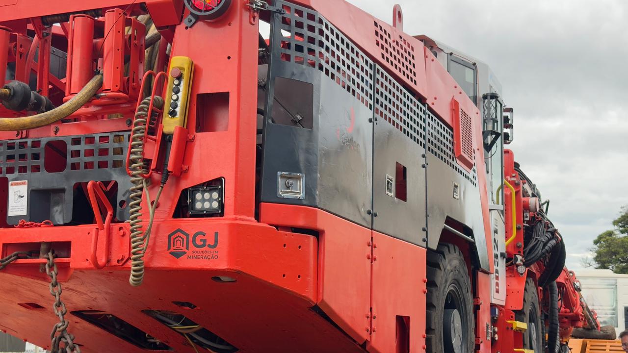Equipamento Sandvik DD321 com logotipo da GJ Soluções em Mineração